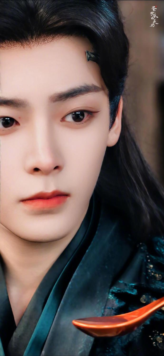 侯明昊好帅谁懂啊！侯明昊的帅不是那种柔和的帅，是带着凌厉感的帅，妖君造型完美放大