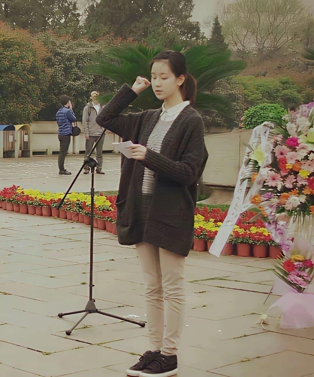 据说这是陈都灵素人时期，这颜值适合做明星吗？ 