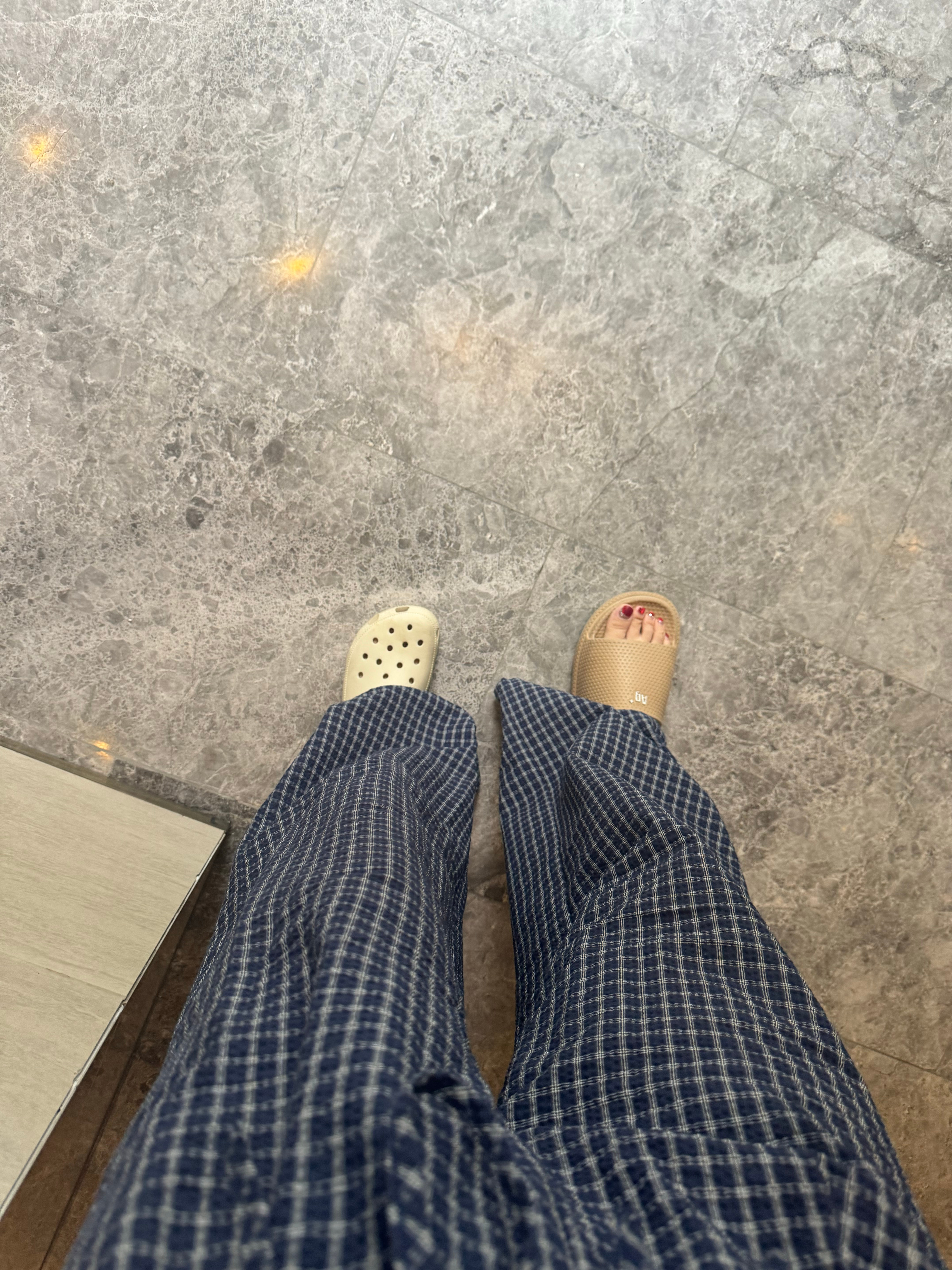 刚睡醒出门遛狗，，，走到楼下发现脚不对劲 ​​​