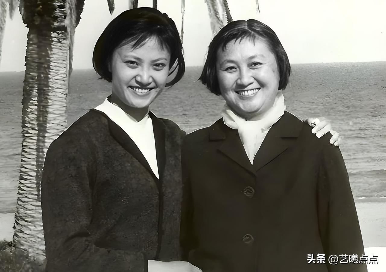 七十年代，她因在现代京剧《杜鹃山》中扮演党代表“柯湘”（图三）而红遍大江南北。俏