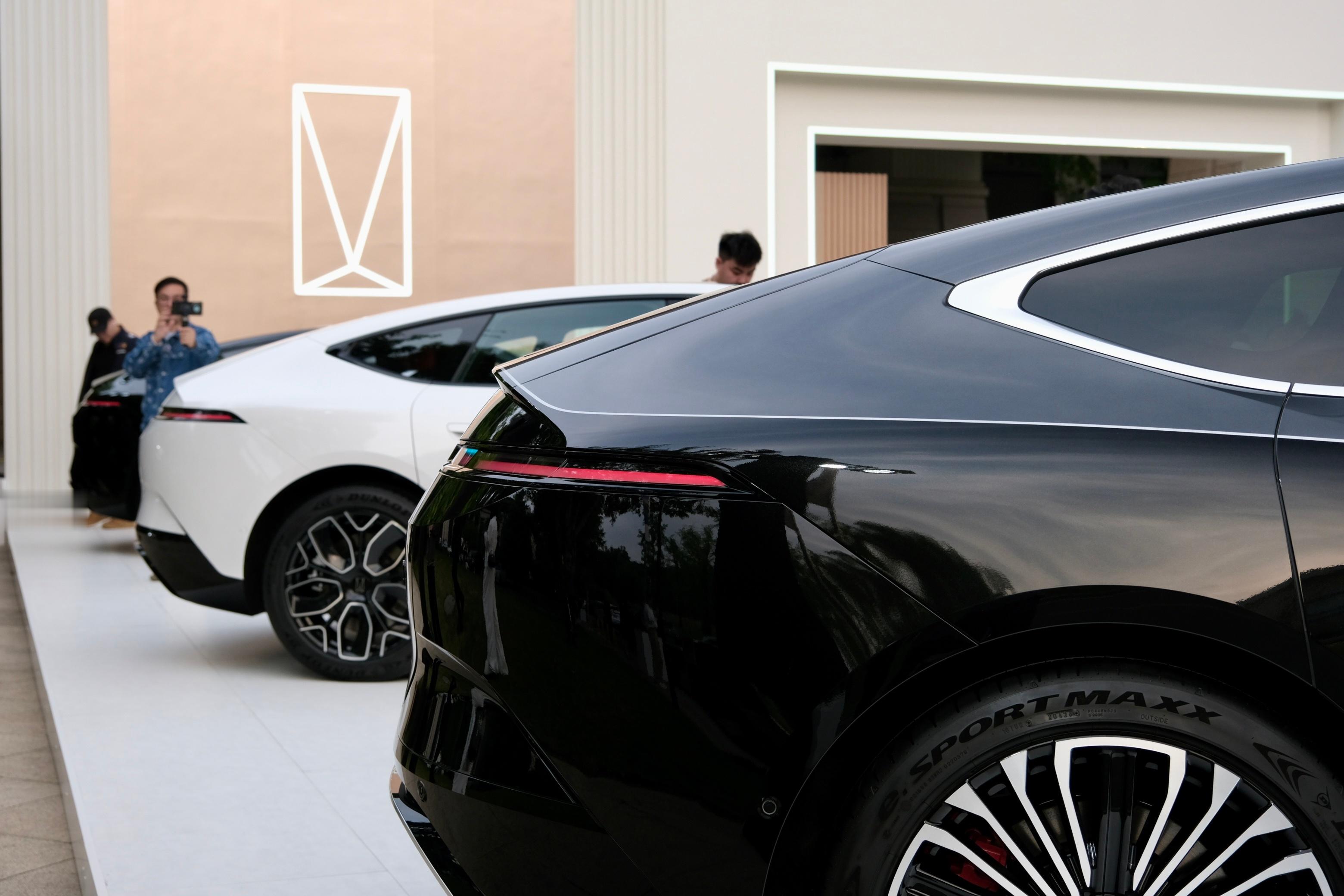 刷完新阿维塔12的发布会，我脑子里就一句话：这车是真的不想陪市场“演戏”了！新阿