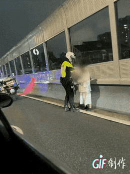 女人有多无知，面对警察蛮横无礼，还以为是自己的家里了，抢过手机就走，警察拉住她，