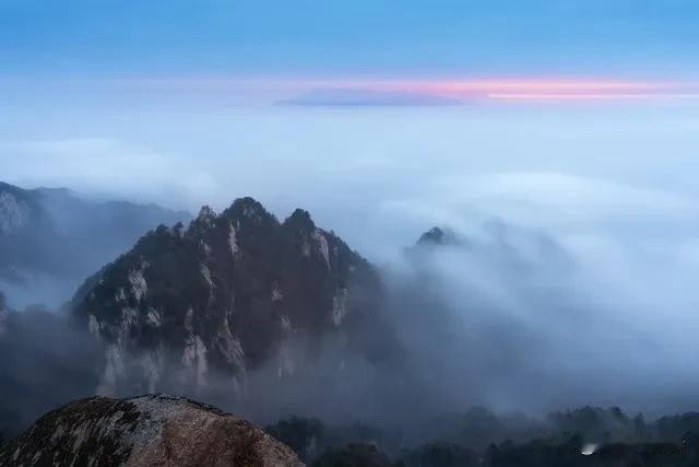 上联：千层高山千层雾，下联怎么对 ？
上联：千层高山千层雾，
下联:   万里晴