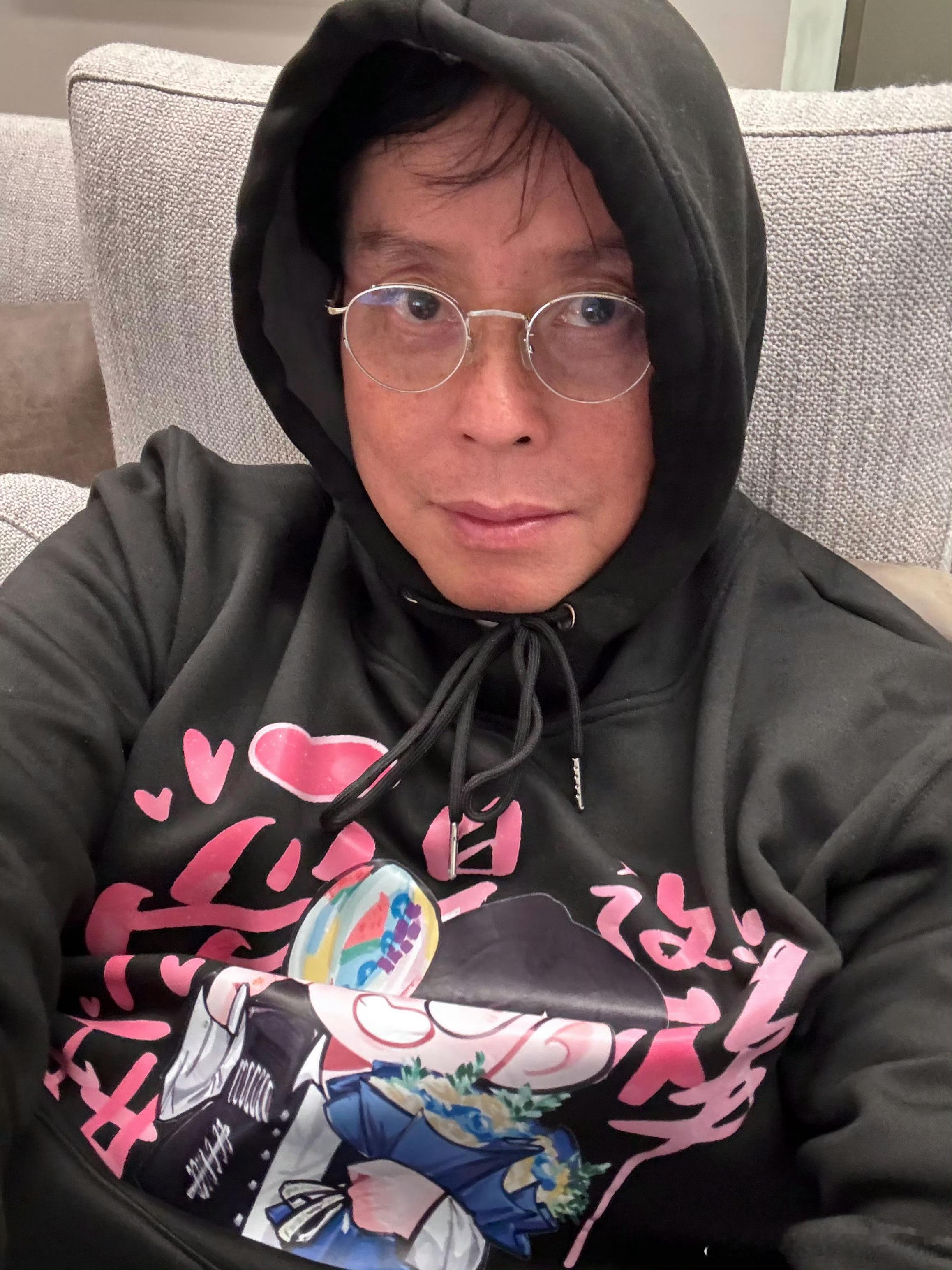 74岁谭咏麟病后状态 74岁了，这样已经很不错了，人不服老不行！谭校长保重身体！