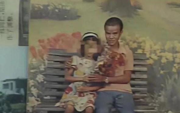 2000年，四川畜生父亲李文忠被执行枪决，女儿生前曾打电话求救母亲：我疼，妈妈你