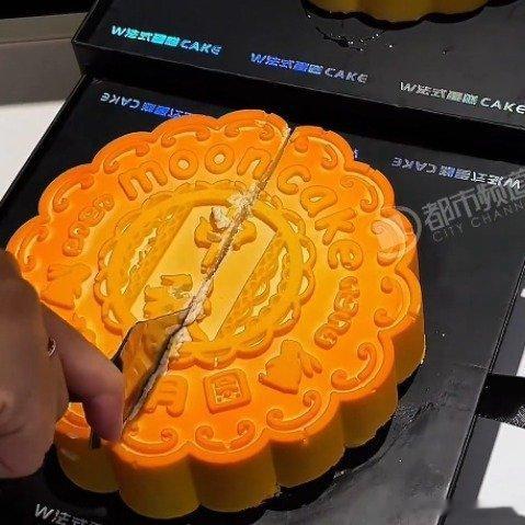 冰淇淋月饼切开瞬间馋哭了现在的月饼真是五花八门啊，我还是第一次见冰淇淋月饼，挺会