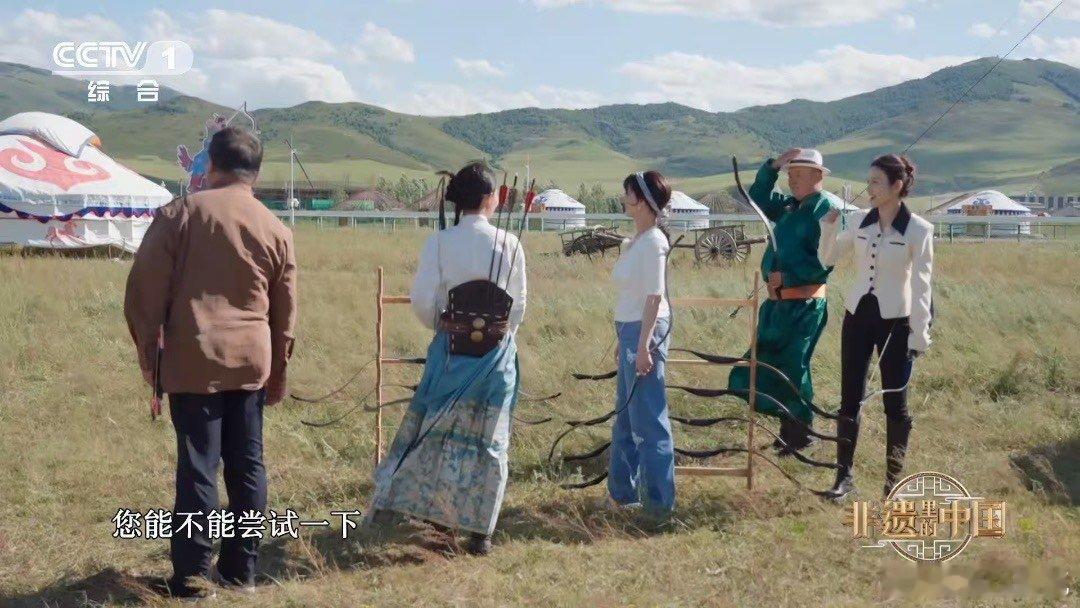 90后姑娘一箭射穿10个气球90后姑娘骑马弯弓太飒了 90后丁音采超厉害，只见她