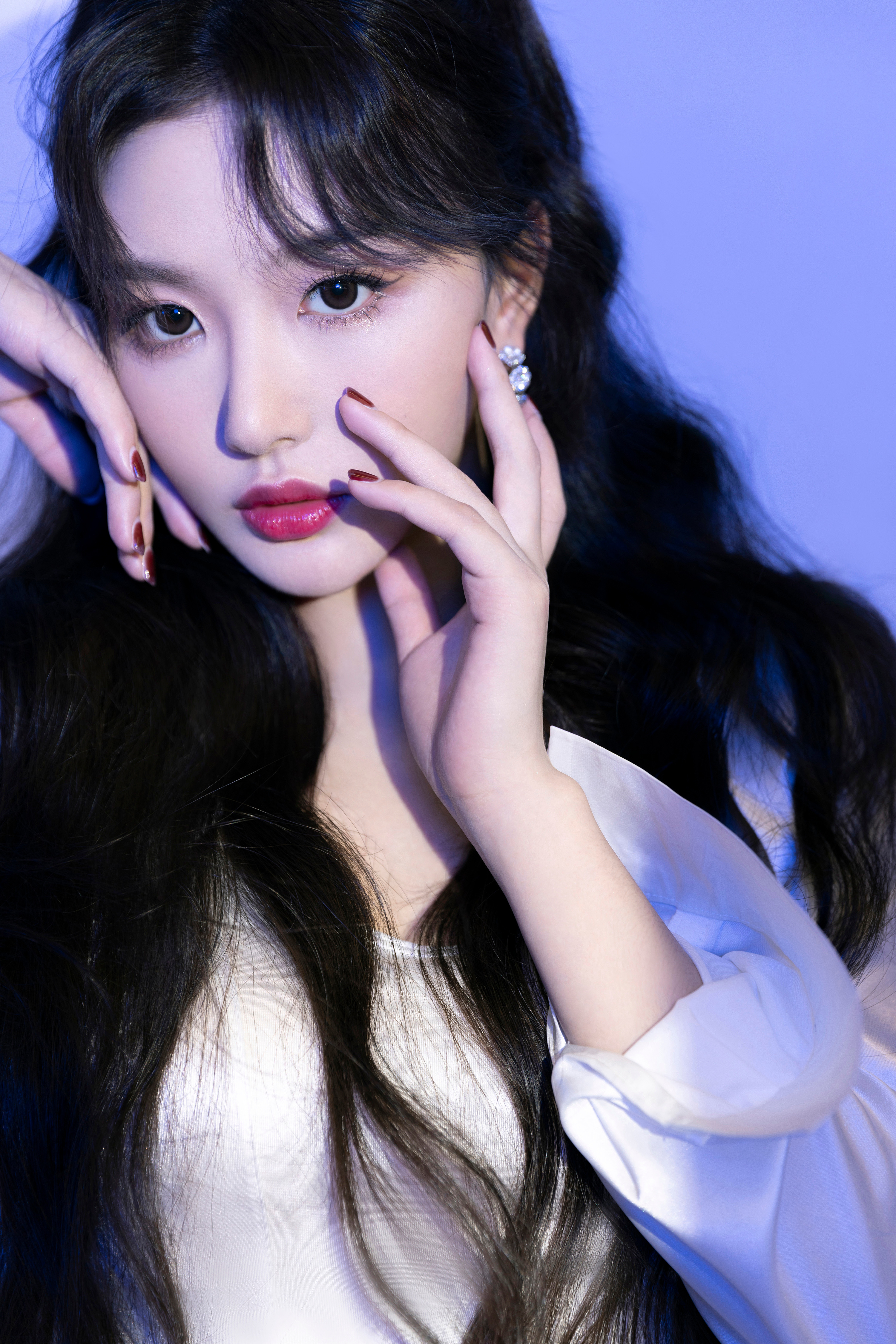 孔雪儿 桌上一舞，风情万种，勾得人心跳都随她的节奏乱了章法。20220806 ​