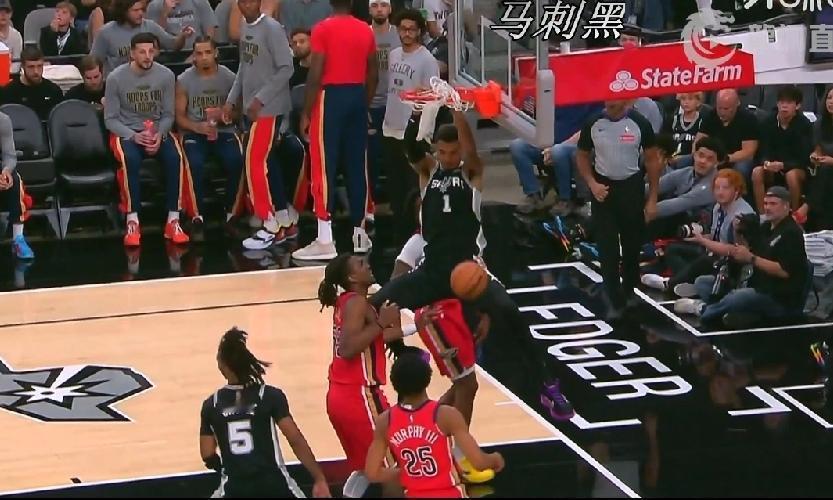 三分依旧铁！NBA马刺战胜鹈鹕，文班18分+18板+3助+3帽，数据华丽，依然保