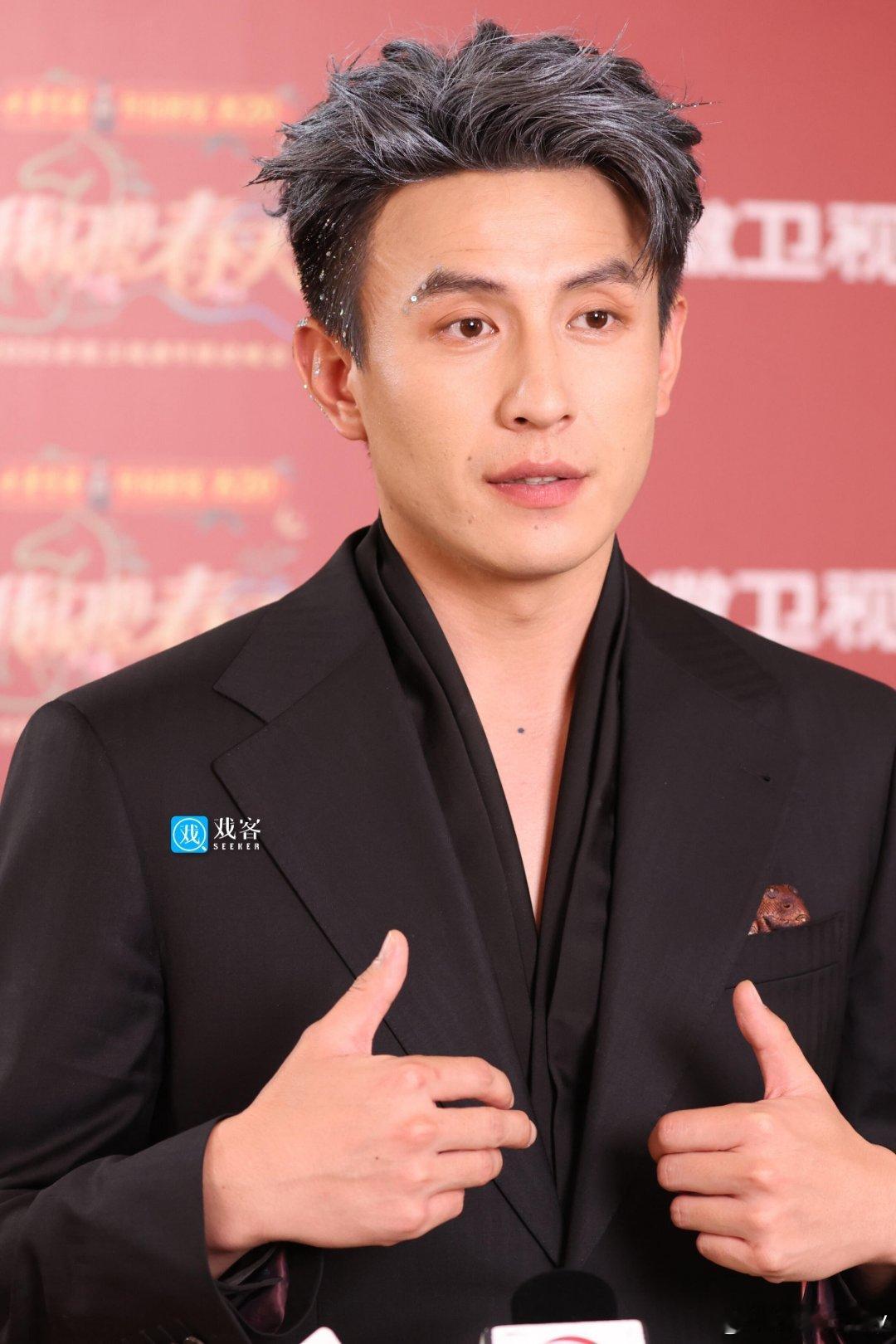 刘萧旭首登安徽春晚群访生图！镜头前眼神亮晶晶自带高光的“小孩叔”，狠狠期待《玫瑰