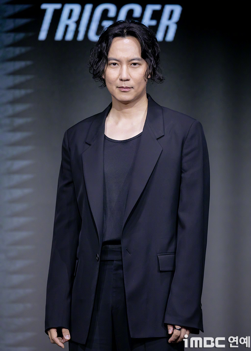 金南佶[超话]金英光[超话]朴勋 出席Netflix新剧枪口彼端 制作发布会。该