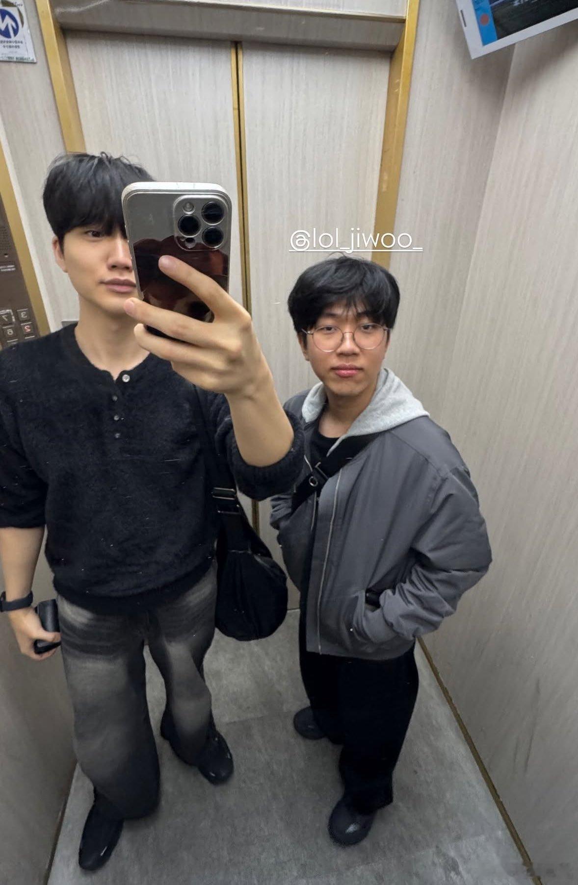 这个角度Jiwoo往Willer哥旁边一戳像个小挂件一样😂2026lckdk就