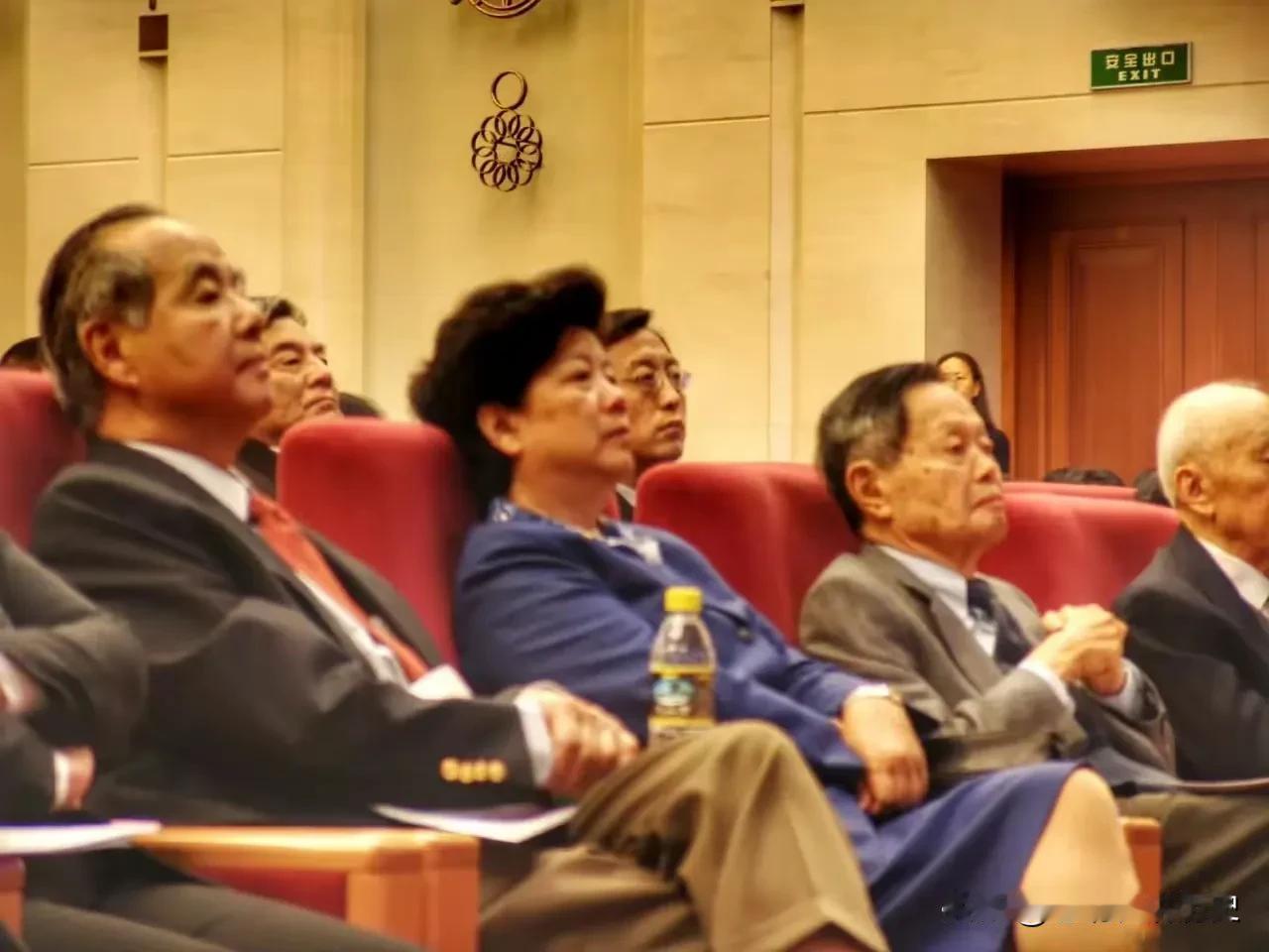 2005 年 4 月 15 号，是一个特殊的日子。在这一天，李政道、杨振宁共同出