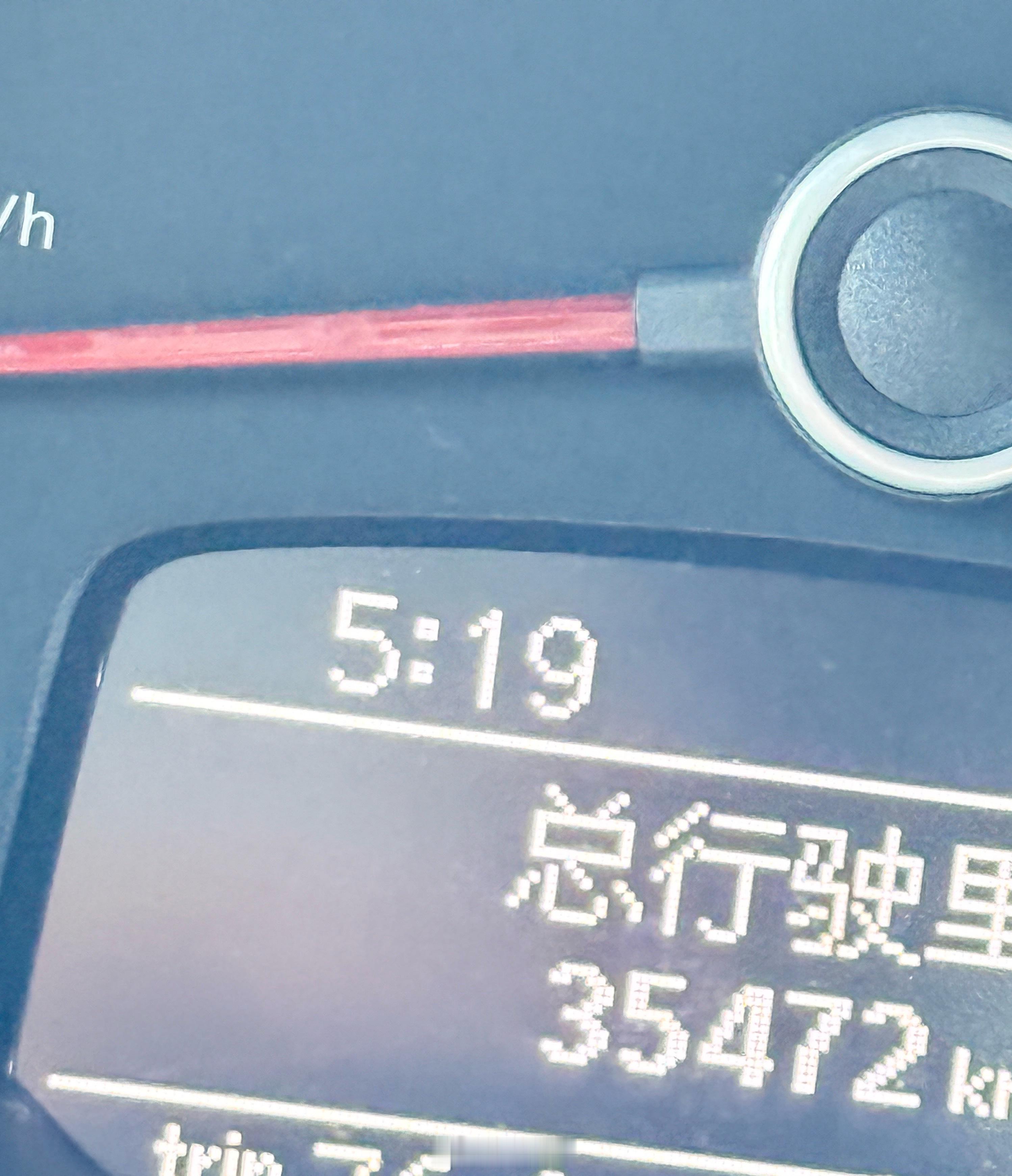 我真的要撒了旅蛙，一路紧赶慢赶以为自己接孩子要迟到了，到了地方幼儿园门口一个人都