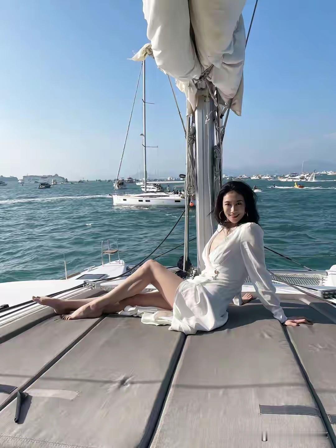 这是哪一位女明星坐船去海上旅行的呢？她长相大气，身材完美，虽然脸上有明显的岁月痕
