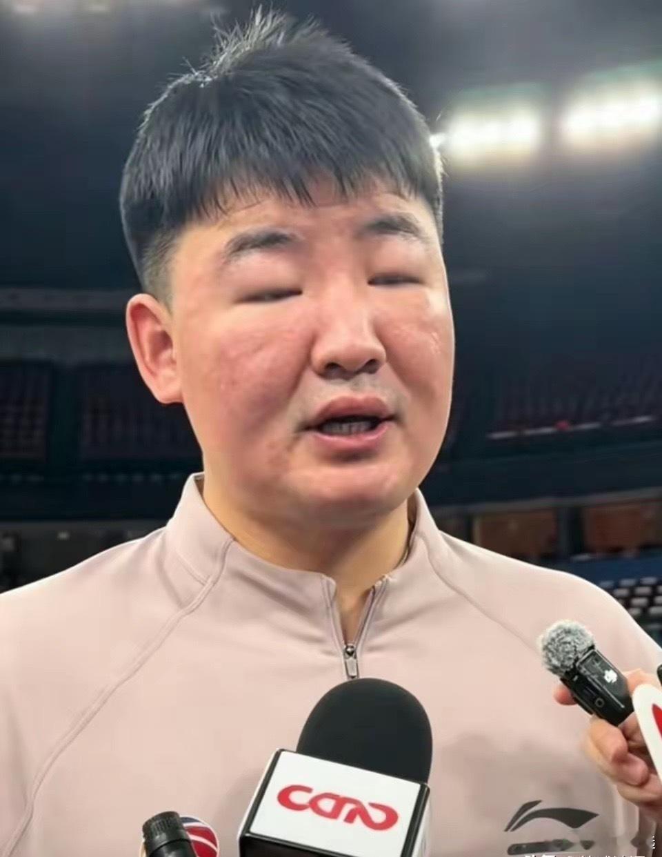 CBA深圳男篮很多球迷好奇深圳队主教练顾全的面部状态。顾全在采访中亲口解释，20