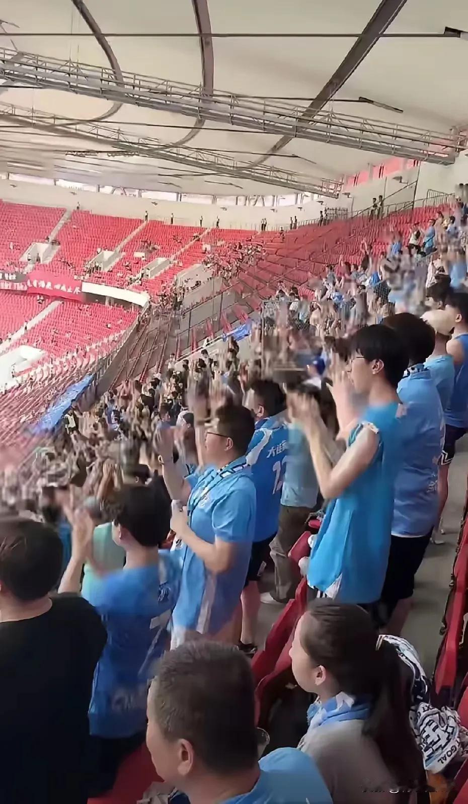 下面这个图片是那里？为什么这么多的座位都是空的？一场足球比赛为什么观众只有这么一