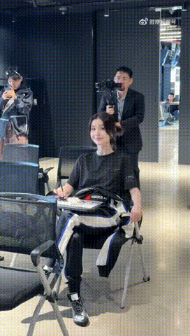 哈妮克孜是一位充满力量的女性赛车手，她用行动打破偏见，告诉世界女性也能在速度的赛