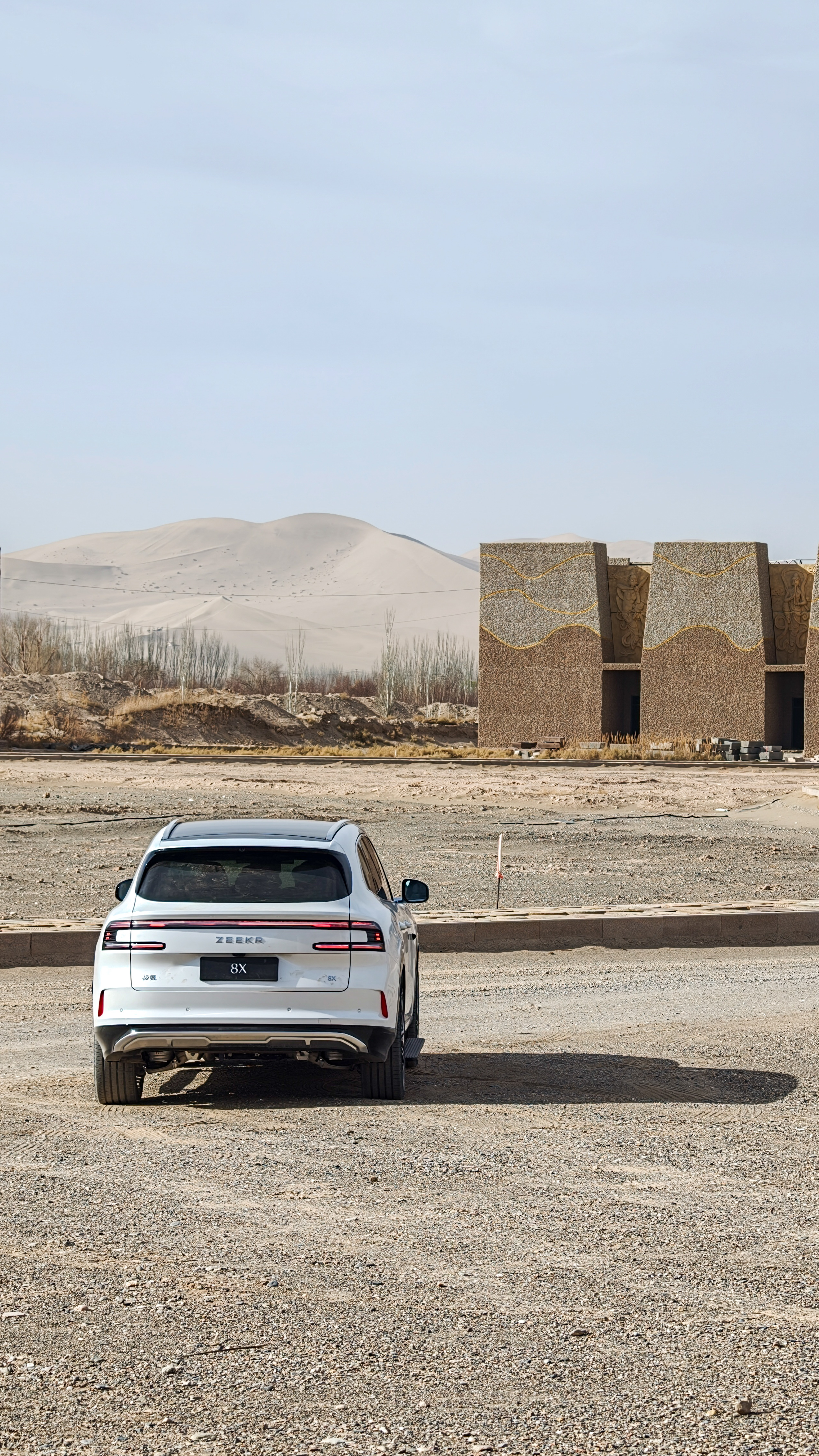 在敦煌这样地广人稀的地方，很多地点描述是模糊的，比如“有没有能拍星星的地方”“好
