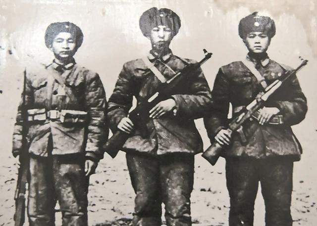 1962年，印度入侵西藏，我军三名战士击溃印度一个炮兵营。战后，印军抱怨道：“太