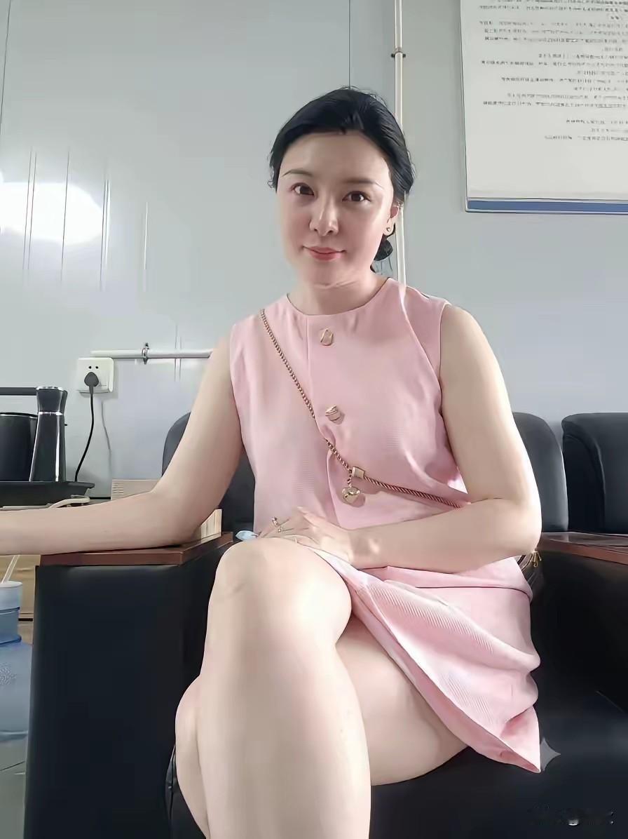 别迷信冻龄神话，年轻从来没有捷径
 
网上到处都在追捧冻龄状态，不少人疯狂寻找一