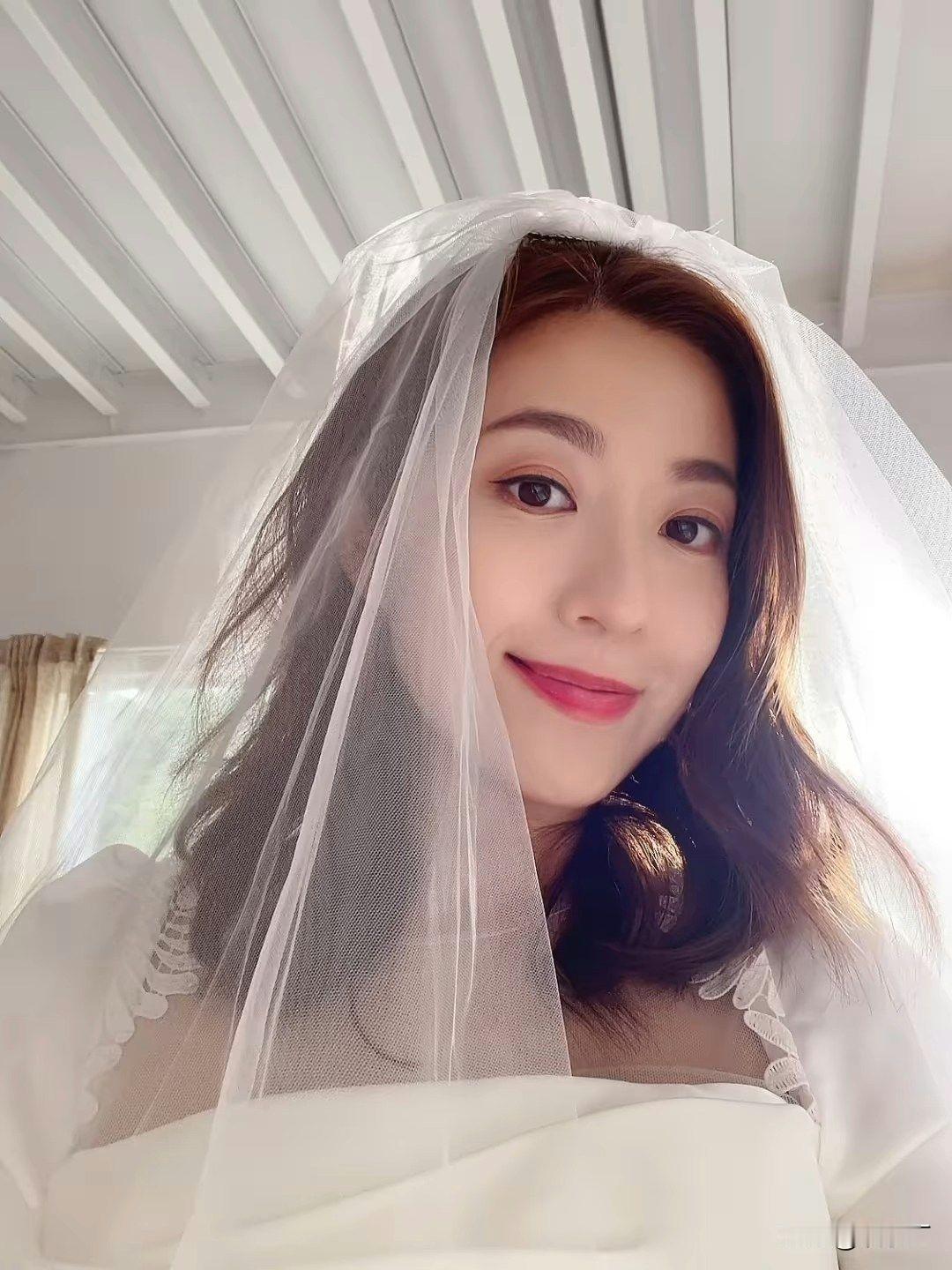 陈自瑶在TVB颁奖礼宣传片里稳坐C位太抢镜了！低胸装大秀美腿气场全开，旁边姚子羚