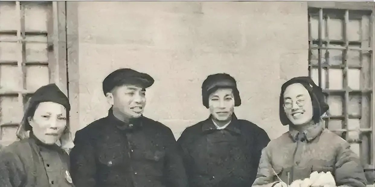 1944年，彭德怀与夫人浦安修以及左权将军的夫人刘志兰等人在延安杨家岭窑洞前的一