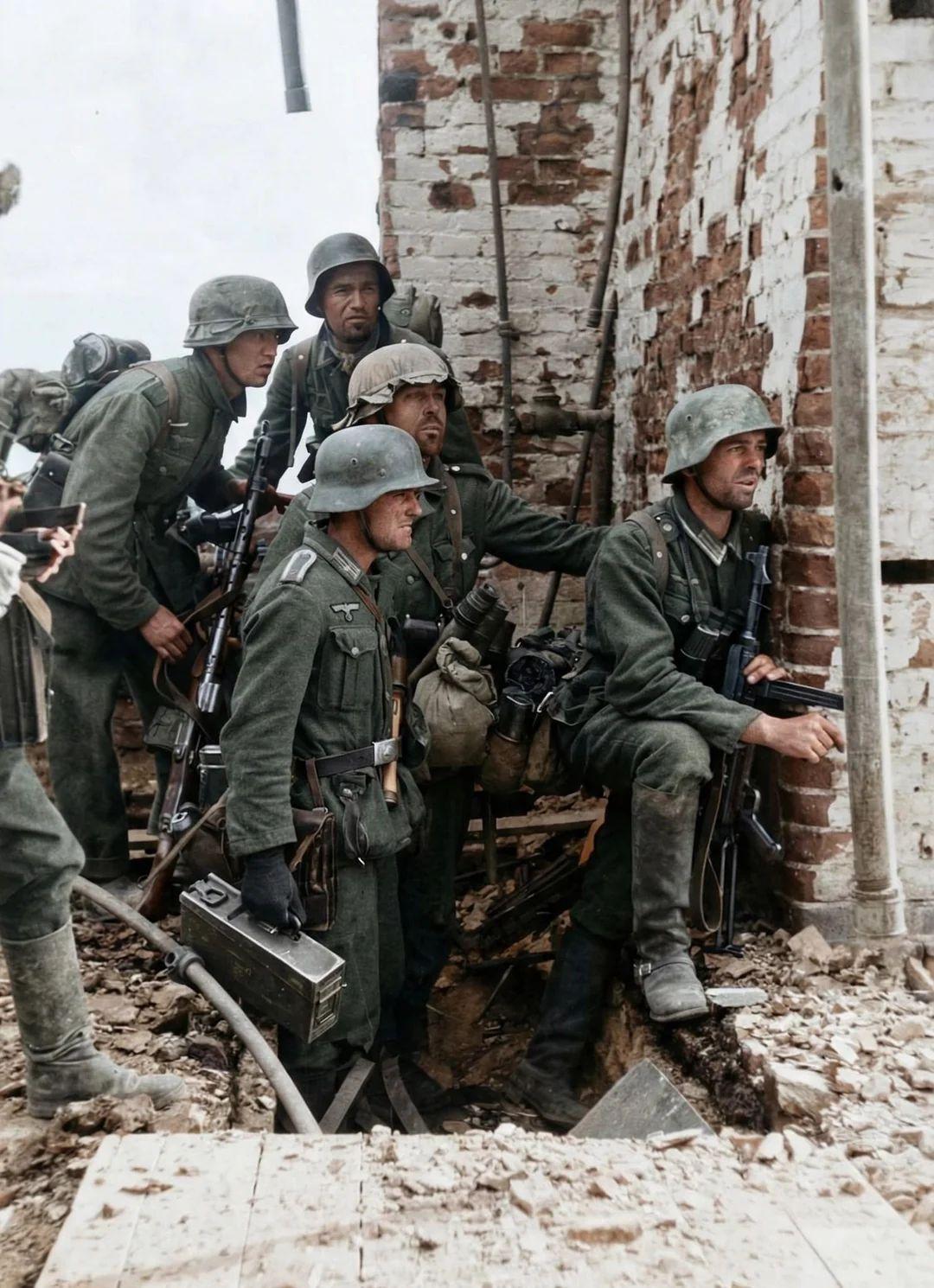 1942年的斯大林格勒， ​​​装备精良的德军兵临城下……