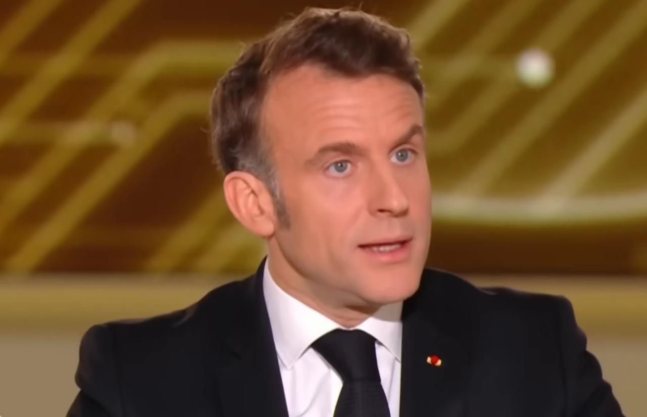 突发新闻——法国总统马克龙周二表示，法国准备为通过霍尔木兹海峡的船只提供护航，但