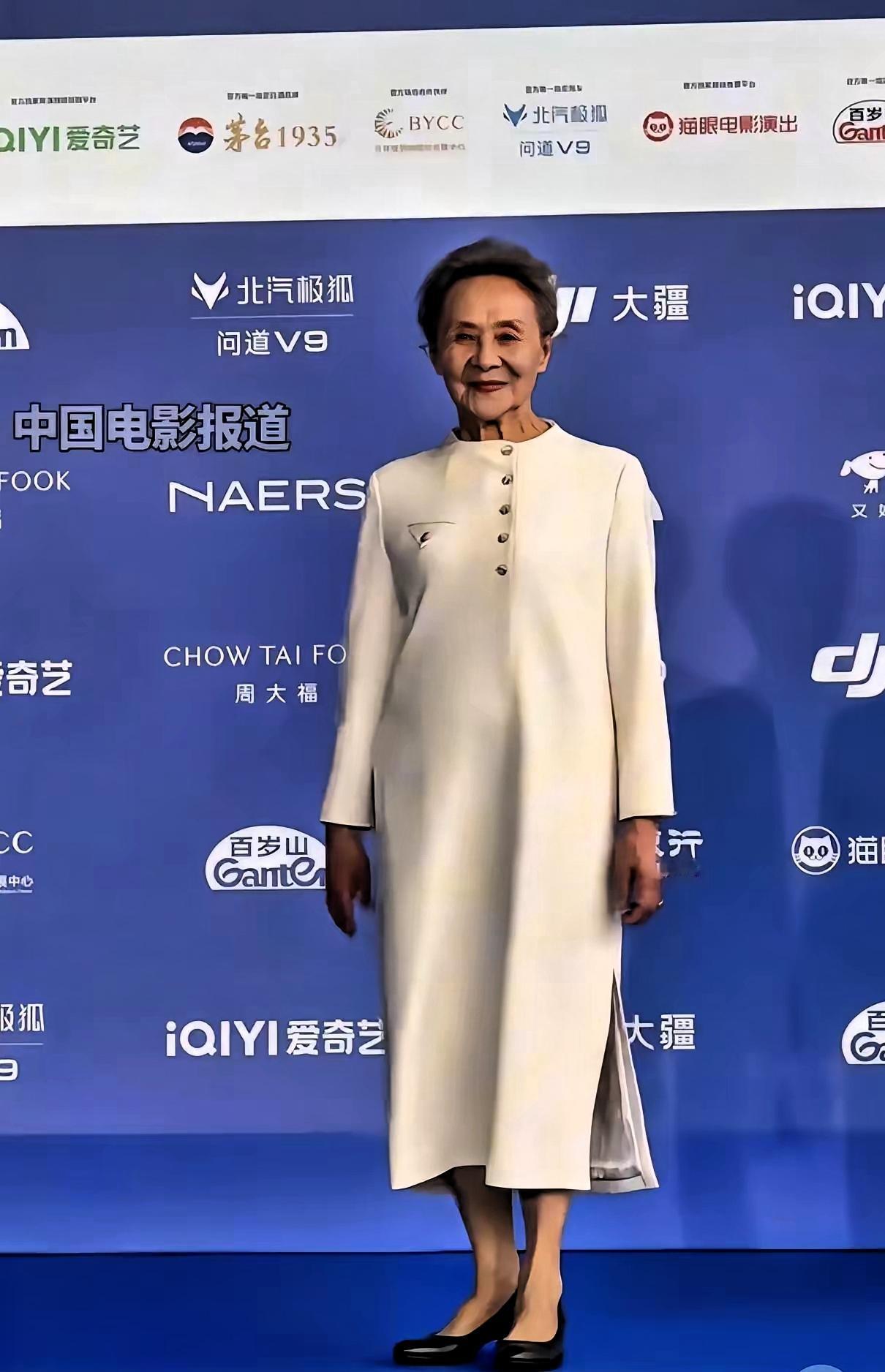 大家有没有觉得，
吴彦姝越来越不对劲了，
倒不是因为她变老了，而是87岁的她居然