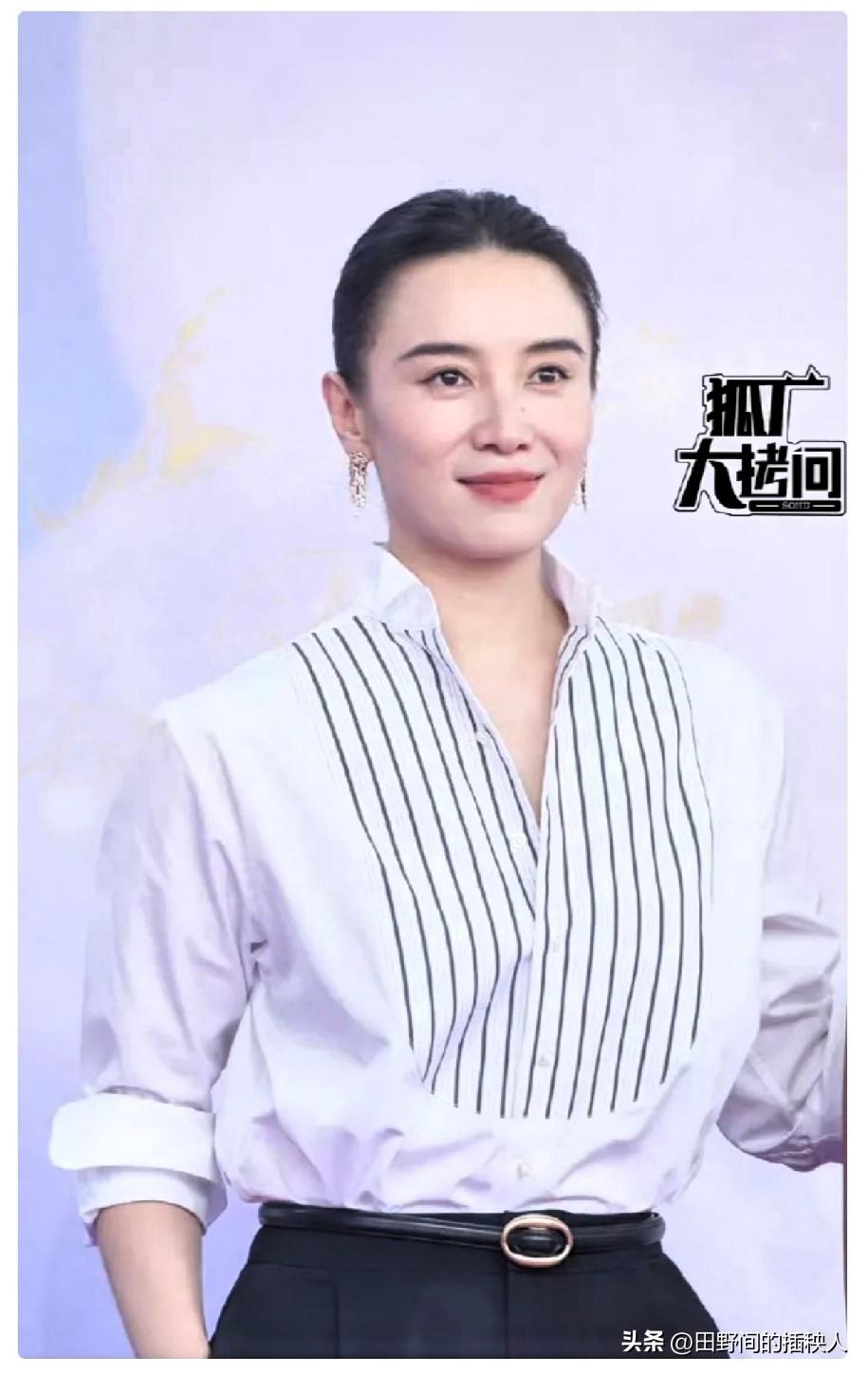 女明星里，
我最想不通的就是宋佳了，
你说她才45岁，难道没人告诉她，她梳着大背