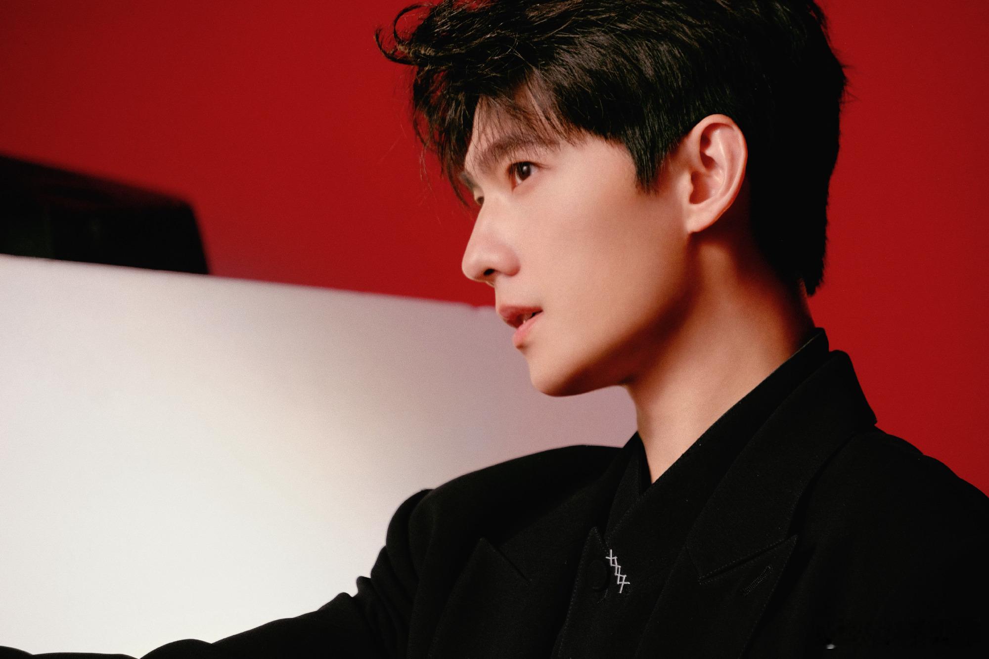 杨洋内娱颜巅不是吹！红黑西装一穿，贵气与清冷感直接拉满，太好看了！杨洋