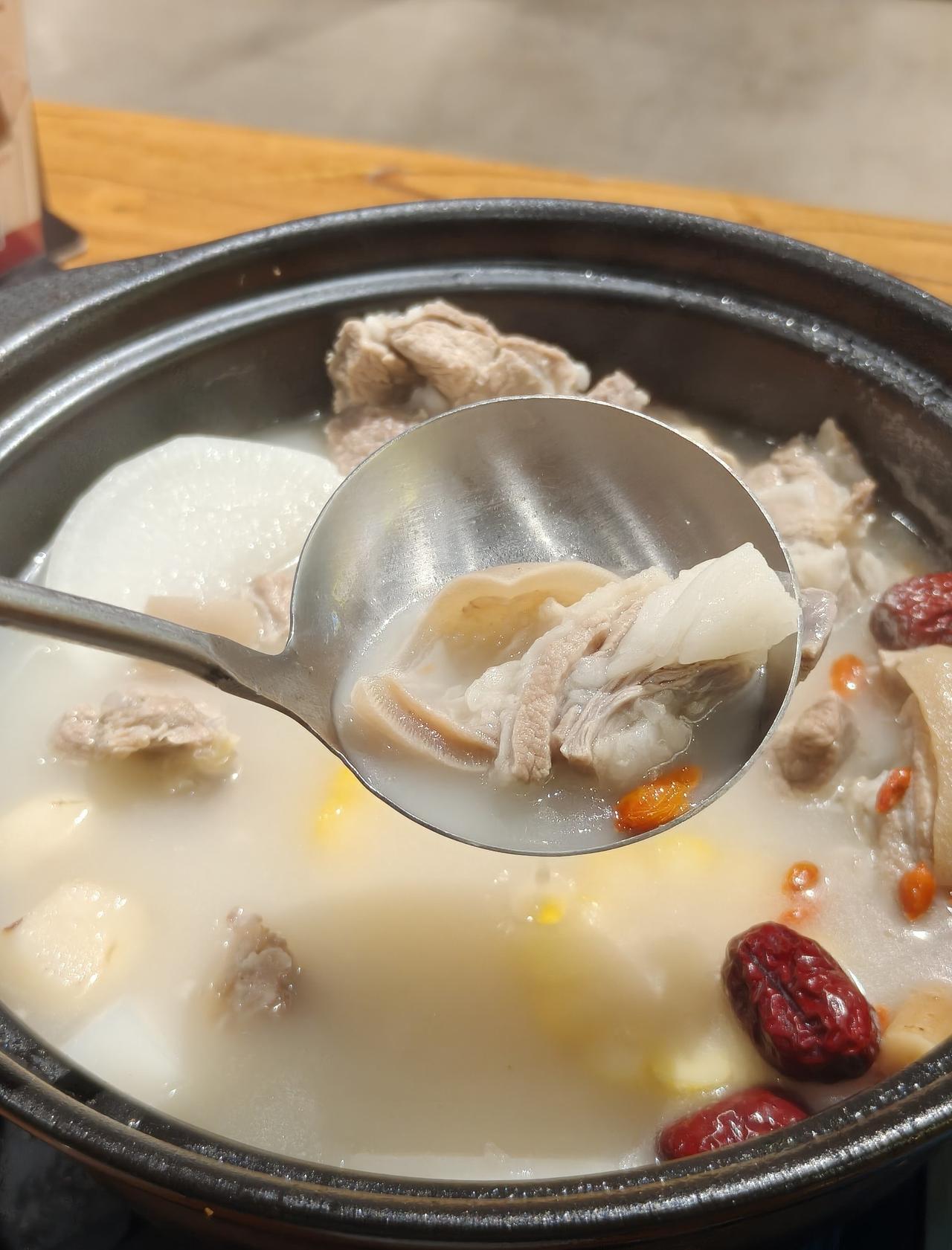 📍广州 八大局淄博烧烤·羊肉煲(祈福总店)
祈福新村纯正的老广羊肉煲
想不到这
