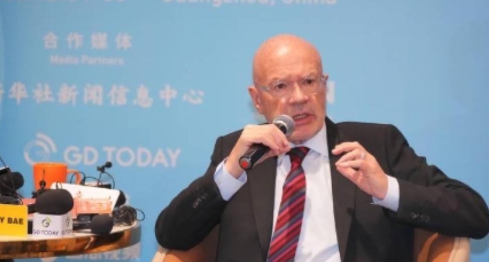英国学者坦言：美国之所以一直针对中国，是因为中国犯了一个大错。

中国发展太快，