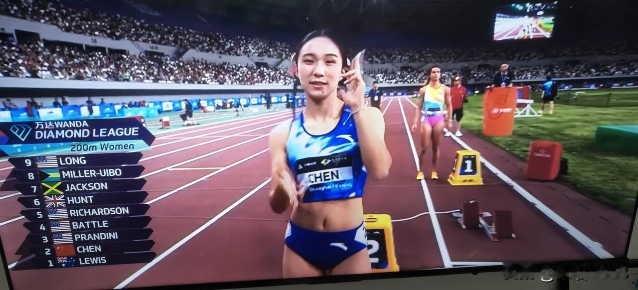 陈妤颉创造个人最新记录和今年亚洲最好成绩。未成年人、亚洲冠军陈妤颉在今天晚上八点