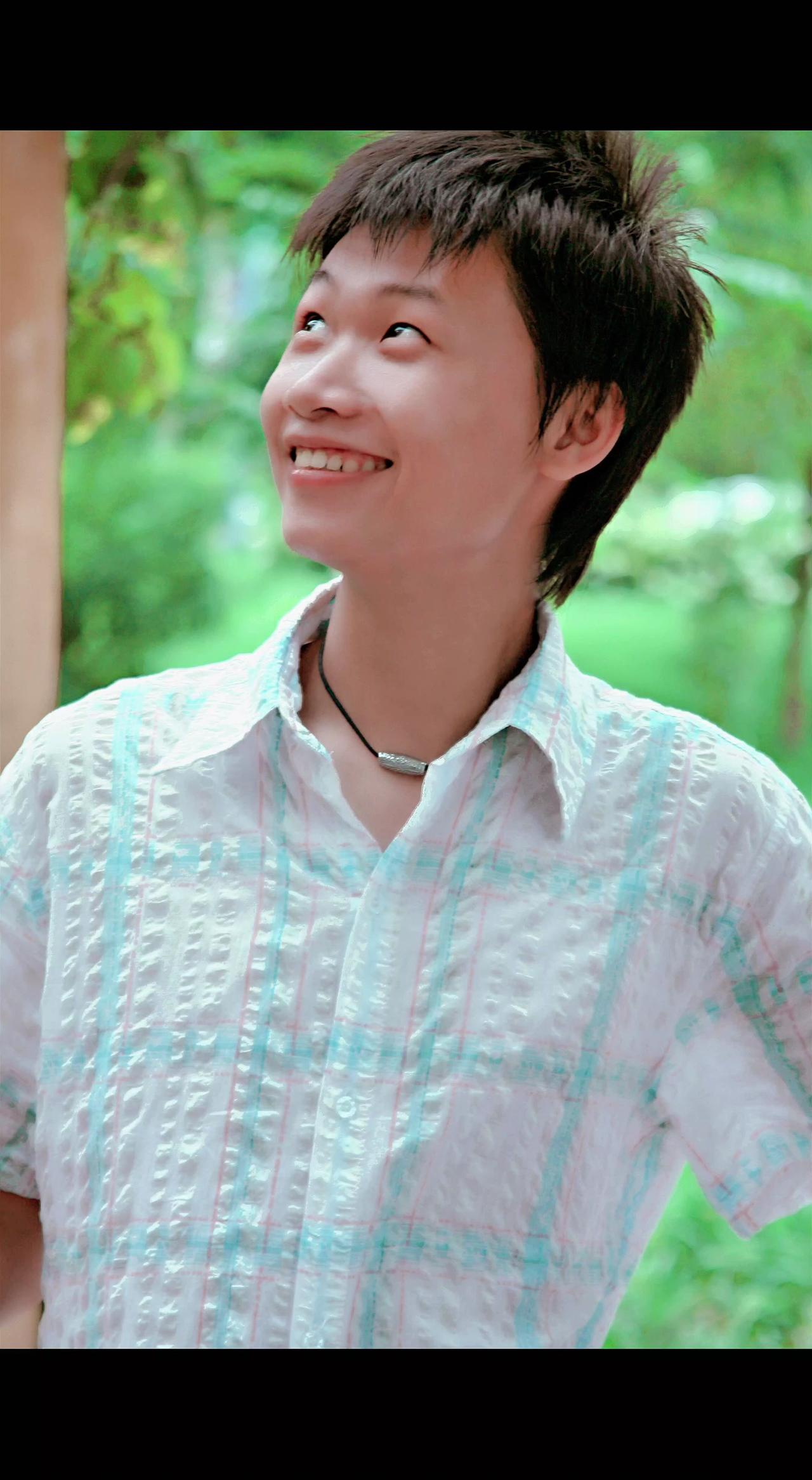 翻到旧照片啦～衬衫是那年夏天的云朵☁️，笑容是没被生活过滤的阳光。原来最珍贵的，