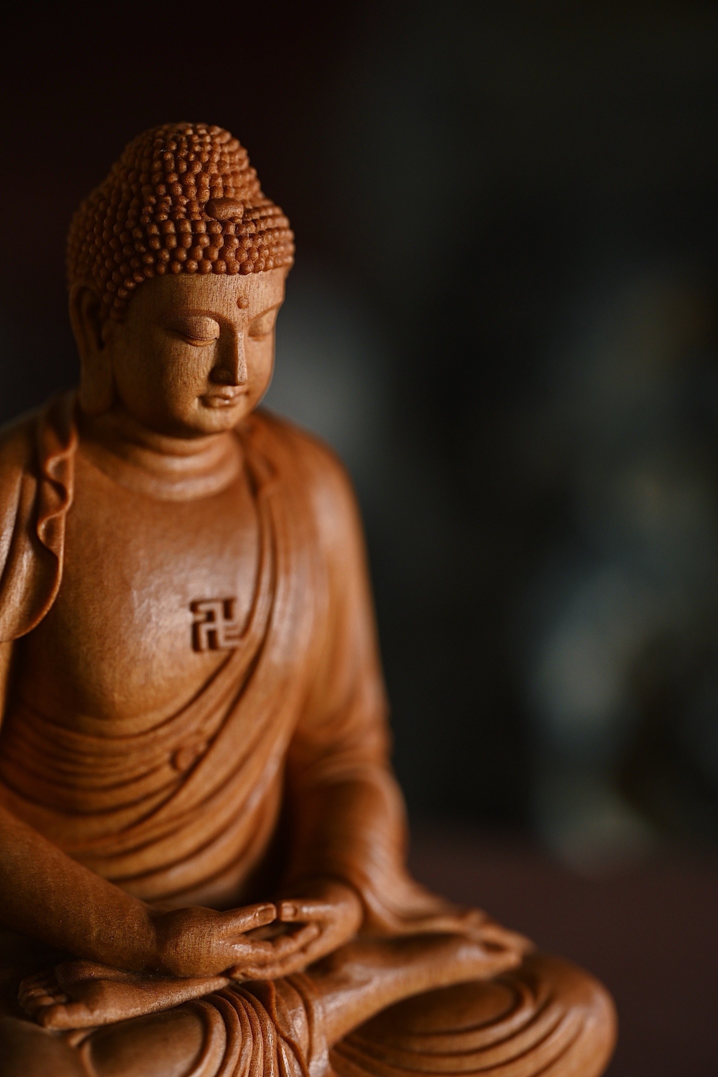 檀香 | 释迦牟尼料质细腻，雕工朴拙，释迦牟尼跏趺而坐，面相端正庄严，双眼略向下