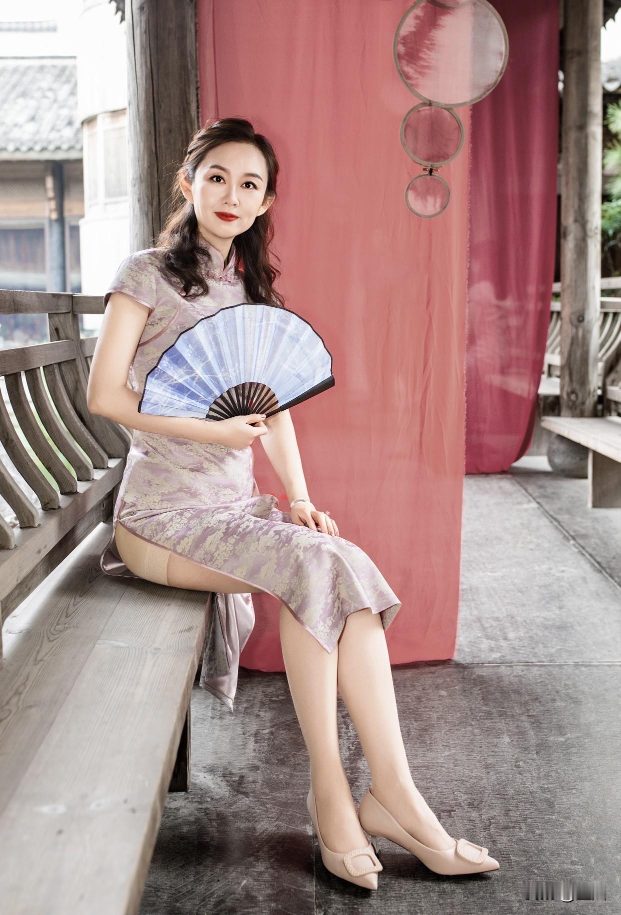 怎么样选择旗袍考虑场合，日常选简约，正式场合选华丽些的。