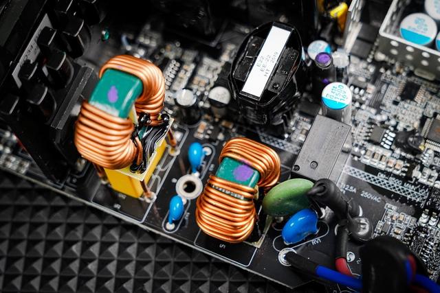 鑫谷数智DM-850G电源评测超金牌智能“小金刚”