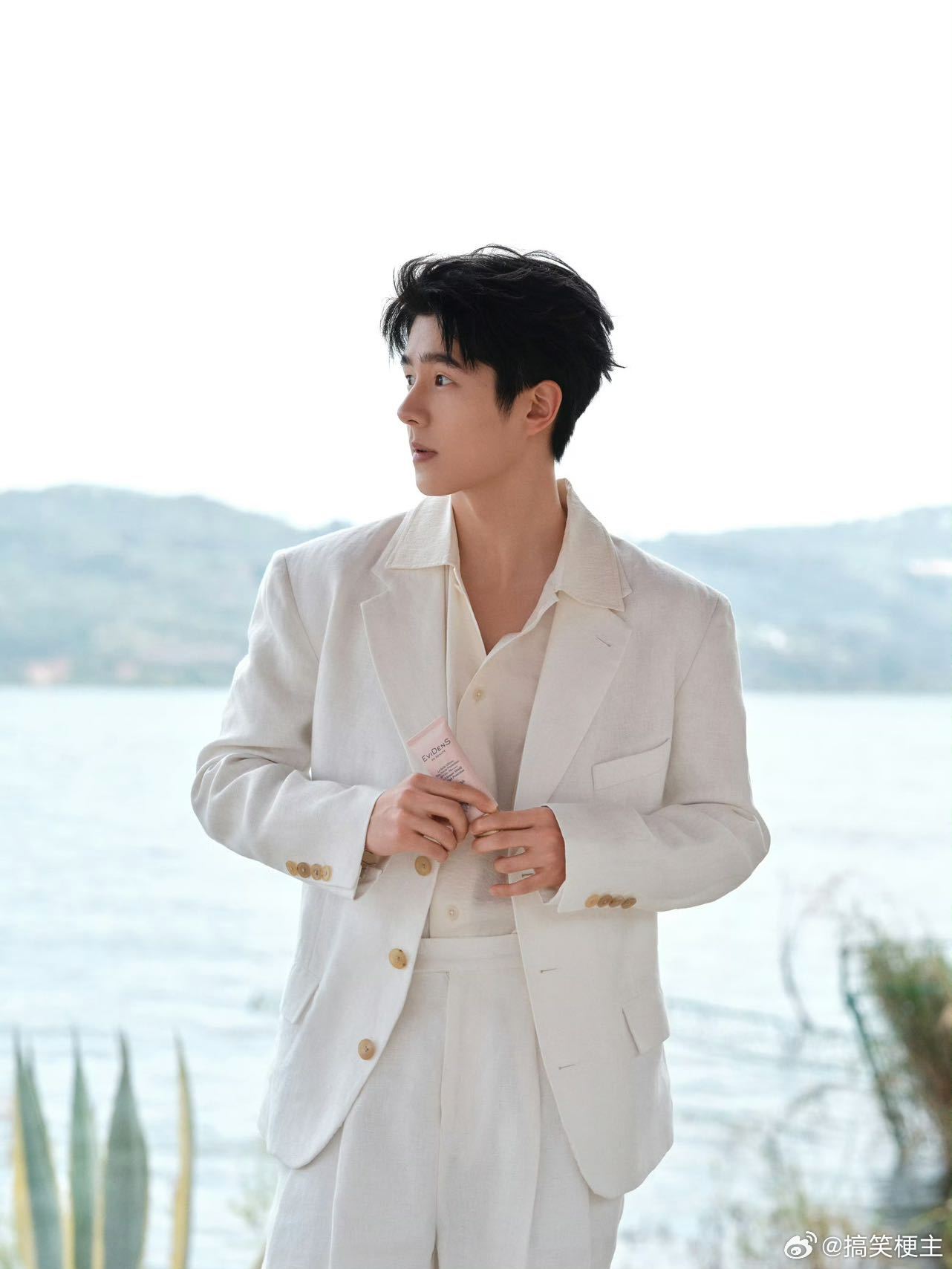 心里一直哼着一首歌，哼着哼着就想到了刘昊然。 刘昊然