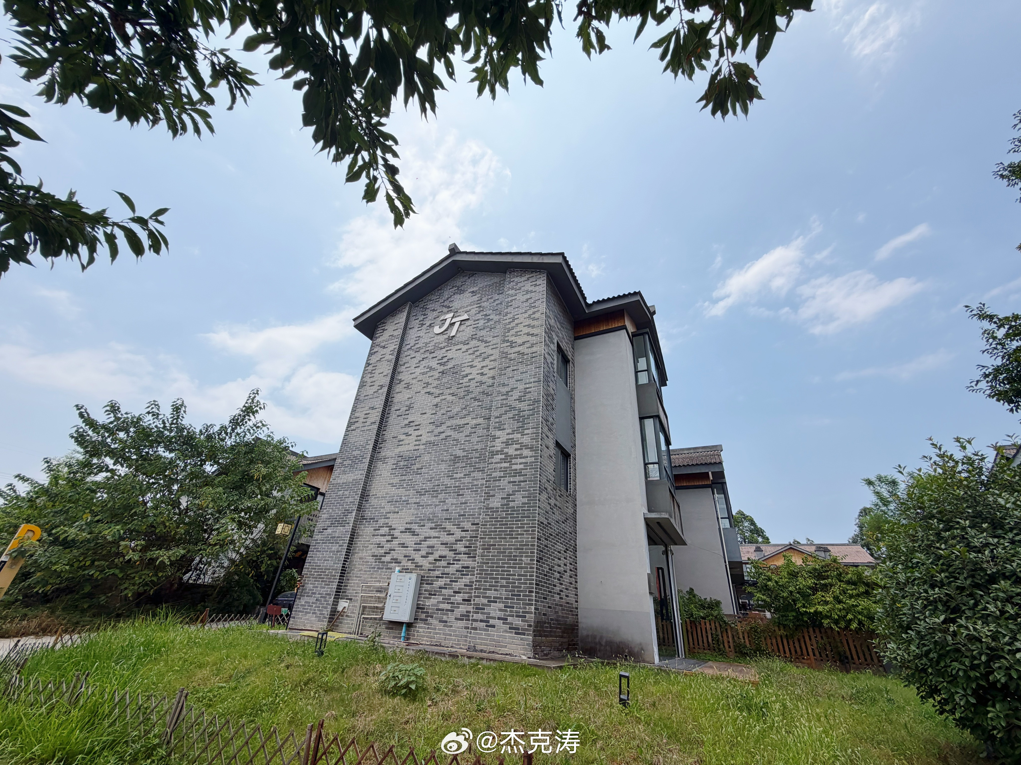 同事说感觉最近很多蜂子飞来飞去怀疑有蜂群在公司屋檐筑巢了~我不会也要成养成系博主