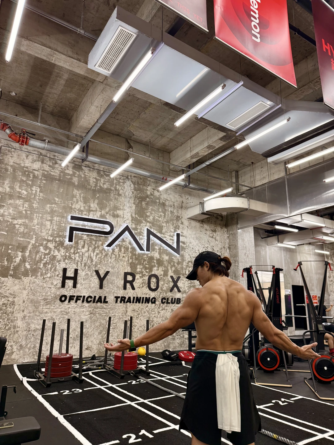 来成都吃了练了球也打了，明天该去攀岩了
