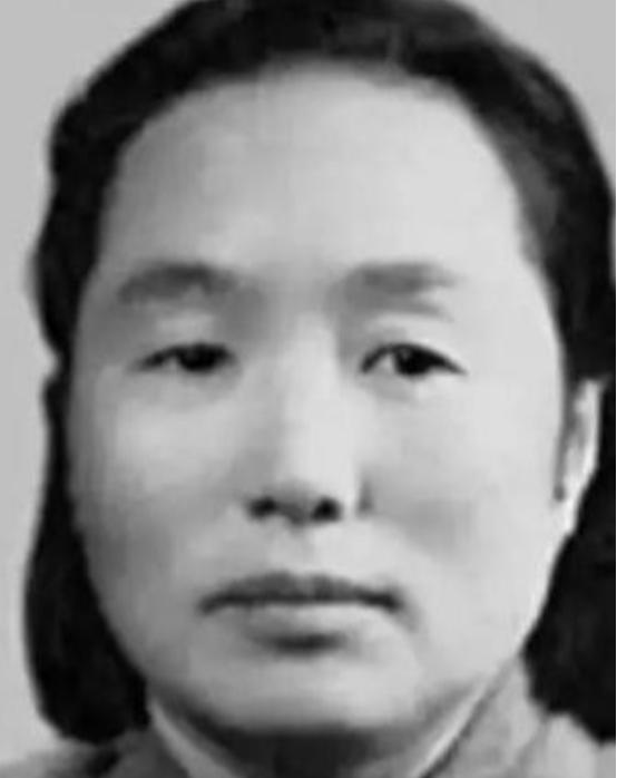 1937年，地主王学文发现一20岁女兵躺在家门口，见四下无人，他一下将女兵扛到了