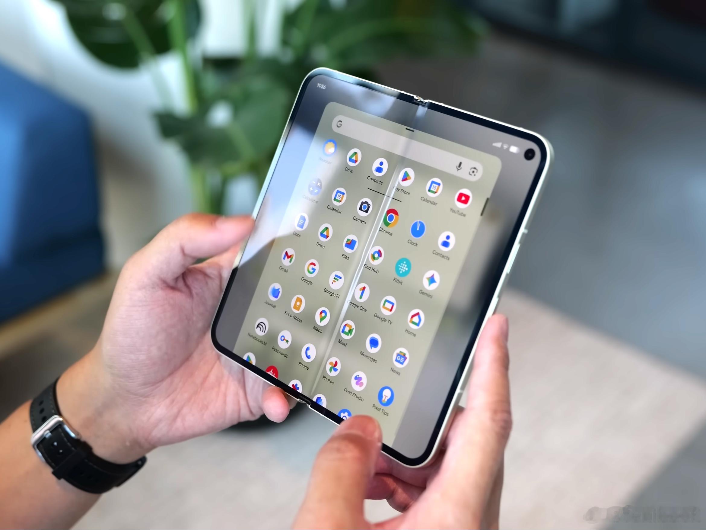 虽然说谷歌Pixel 10 Pro Fold 通过全新设计的无齿轮铰链提升了折叠