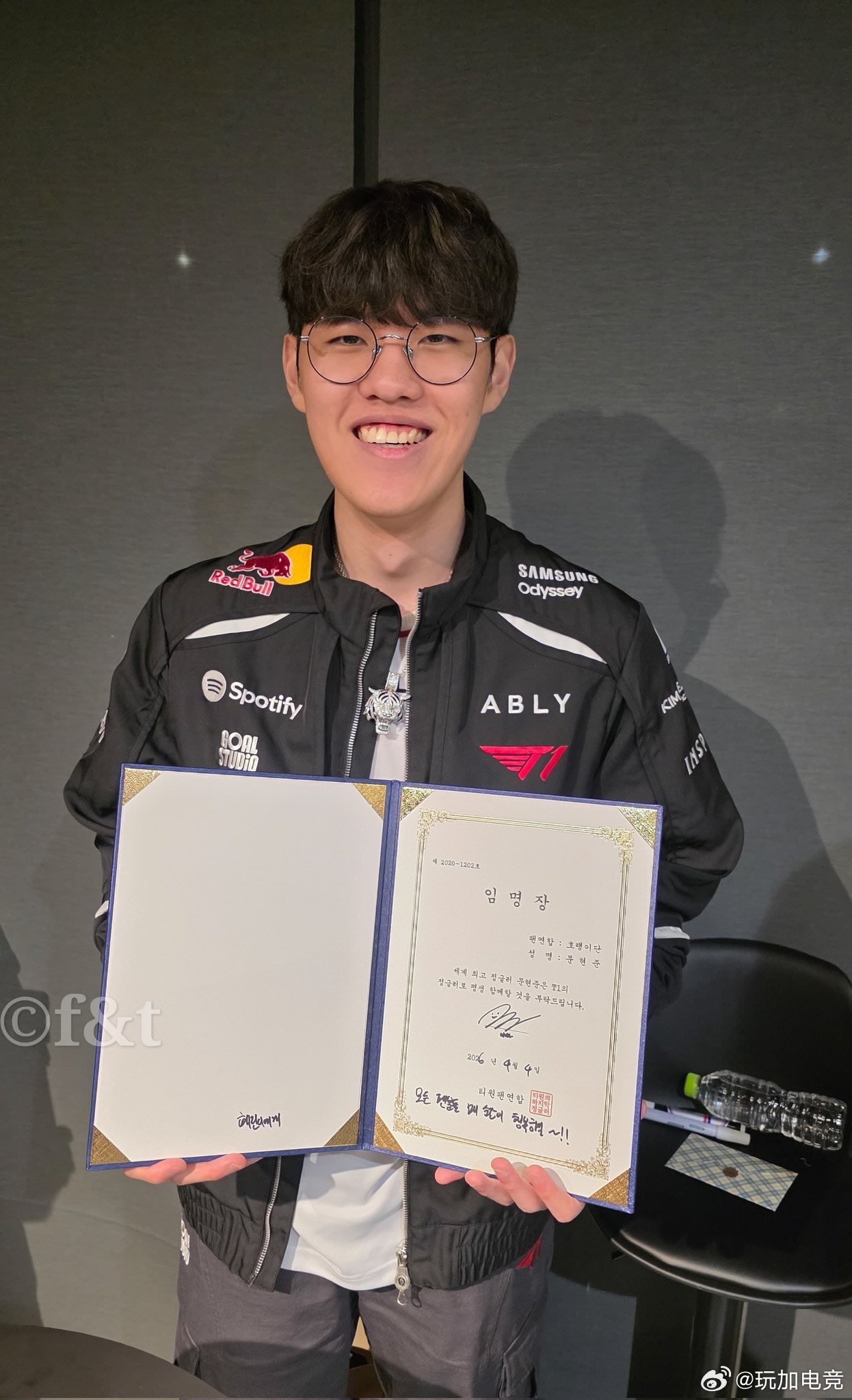 粉丝带了「世界最强打野」证书给Oner签名笑得可爱捏cr.___kelllint