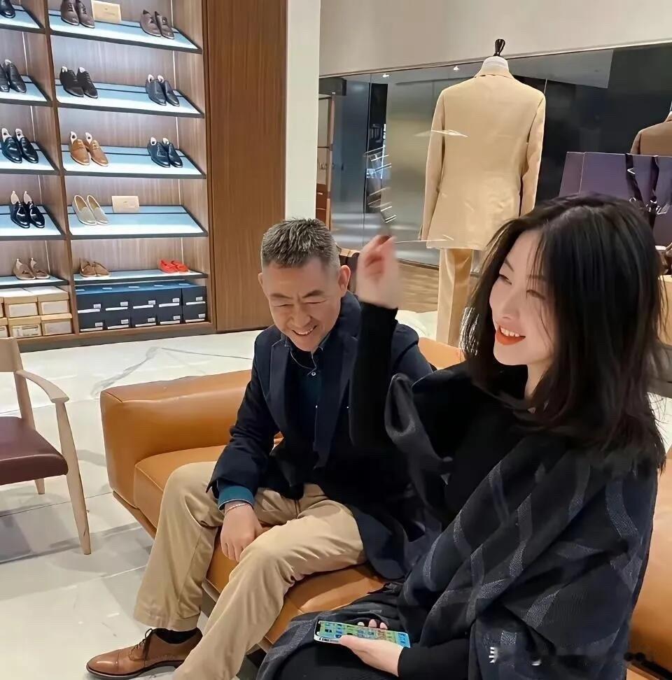 朱珠的长相在娱乐圈里不算美女级别的，没有景甜颜值高，但她就是很有范，综合素质高，