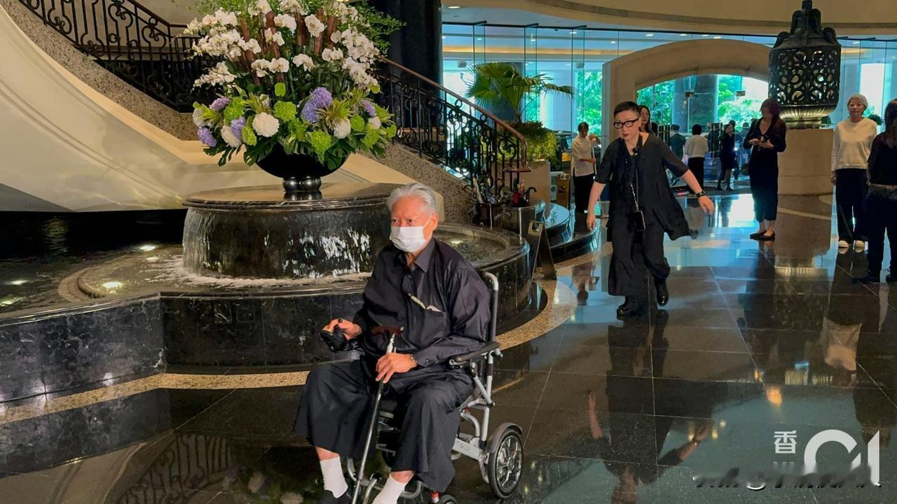 洪金宝，老的太明显了。

洪金宝坐上轮椅了，差不多年龄的成龙和周润发，还能演戏，
