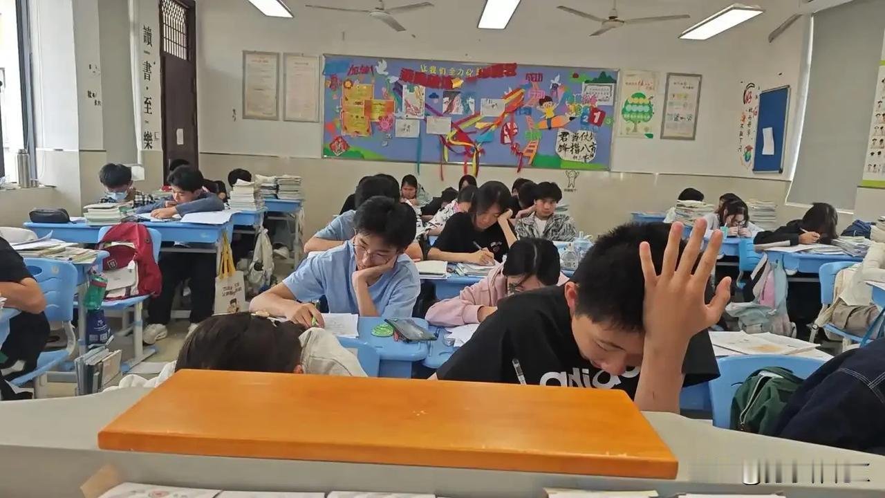 朋友今年51岁，上周末终于辞去了担任了25年之久的班主任，卸任后，如释重负。
 
