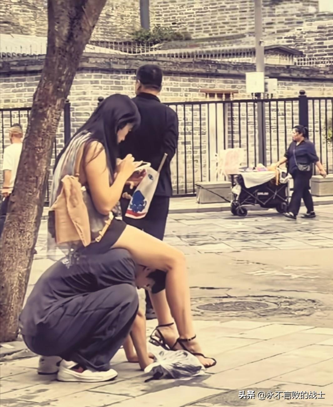 女友逛街逛累了，想休息一下，相距十几米就有石凳，谁知男友竟蹲下来，双手撑地，硬生