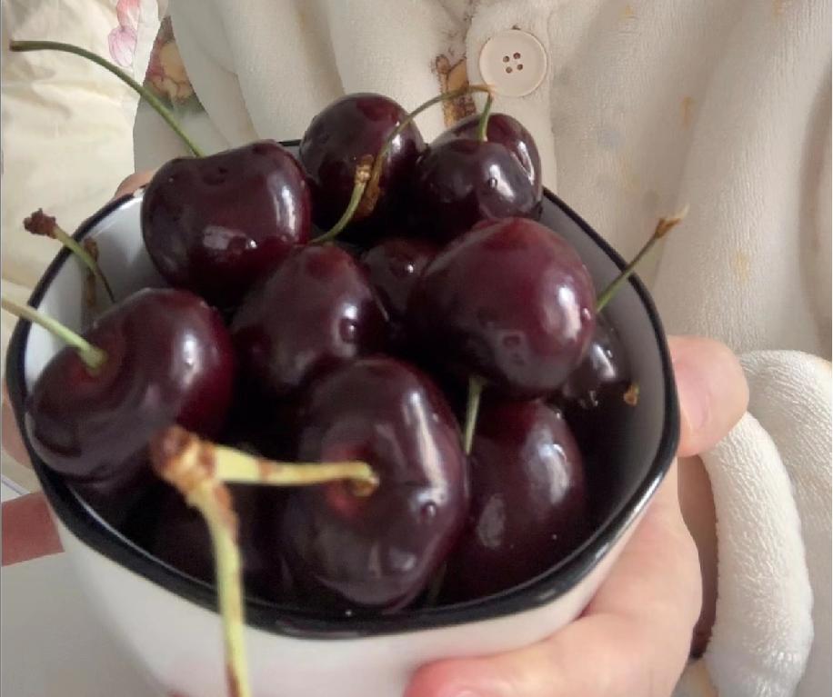 吃车厘子的时候明明嘴里是甜甜的，结果吃完后嘴里却一直泛着苦味，现在家里还有小半箱